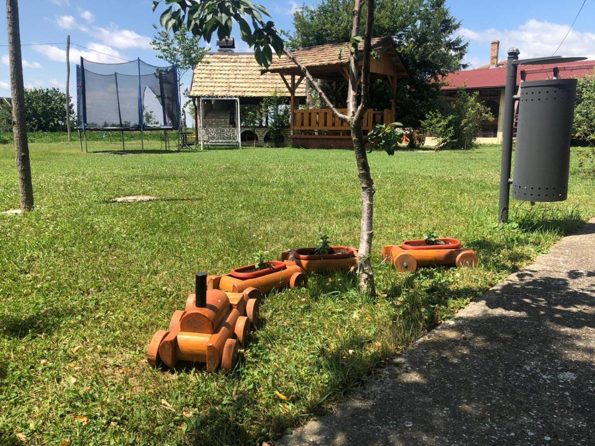 Salas Gnijezdo Bačka Palanka 外观 照片