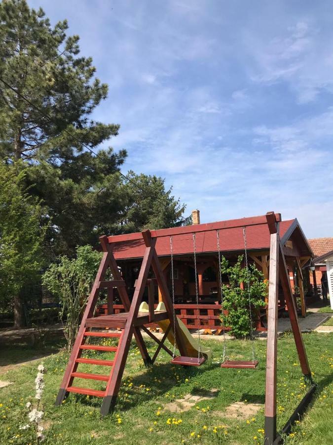 Salas Gnijezdo Bačka Palanka 外观 照片